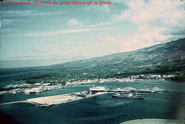 004 survol du port de Papéété(1).jpg