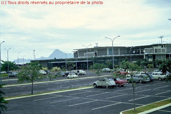 006 parking de l'aéroport de Tahiti-Faaa(1).jpg